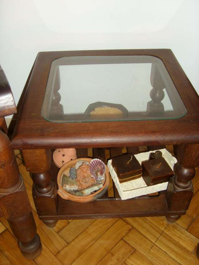 Mesa ratona de algarrobo con vidrio