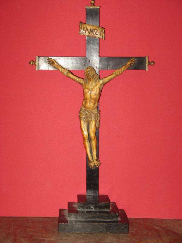 Cristo de marfil frances con peana de madera