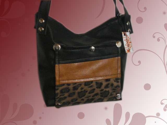Queres ganar dinero extra revendiendo carteras y accesorios ? incorpórate como revendedora con mínima inversión ! para más información karina_oubina@hotmail.com o tel : 221-155568511