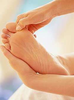 Síntomas, causas y remedios caseros para tratar el pie de atleta