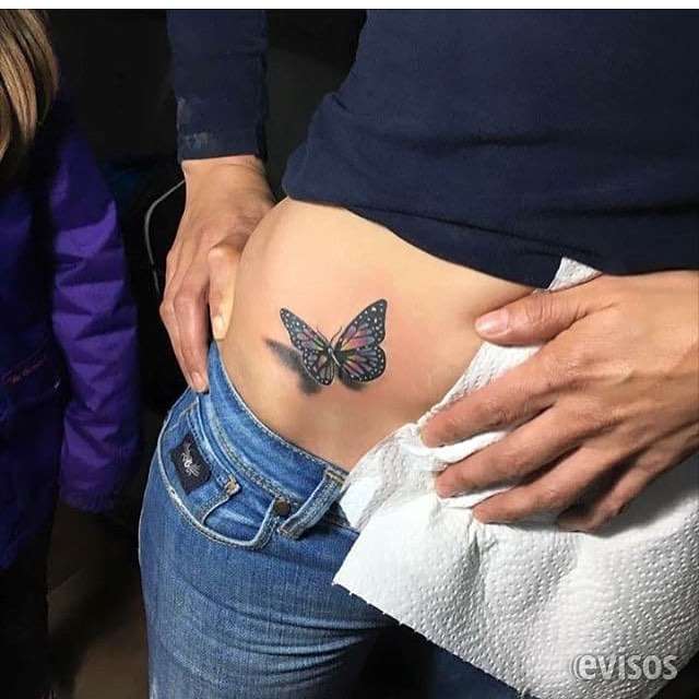 Un hermoso tatuaje de una mariposa con una sombra realista